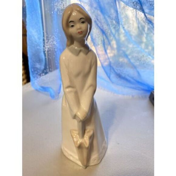 Handcrafted Porcelain Figurine Of Young Lady Holding A Umbrella  Made In Spain - Picture 1 of 7